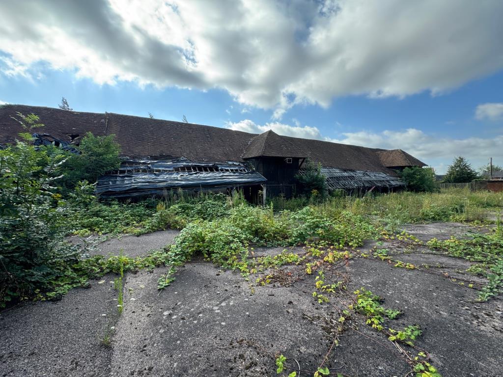 Lot: 109 - FREEHOLD BARN COMPLEX ON ALMOST THREE QUARTERS OF AN ACRE WITH POTENTIAL - The long barn facing west